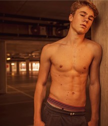 Cute looking shirtless boys 2 5c85814e4bb88.jpg
