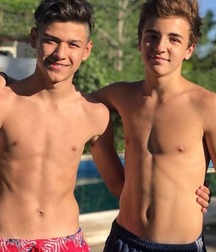Cute looking shirtless boys 3 5c86b22e25d31.jpg