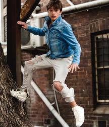 Boys in Jeans 5bfc9154e6922.jpg