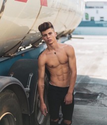 Ragazzi giovani hot 51 5bde06a8b0d2d.jpg