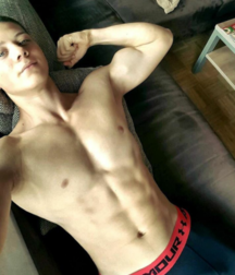 Ragazzi giovani hot 66 5c06972a0e60f.png