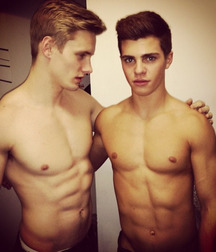 Ragazzi giovani hot 86