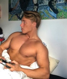 Ragazzi giovani hot 93 5c1a3fcb84088.jpg