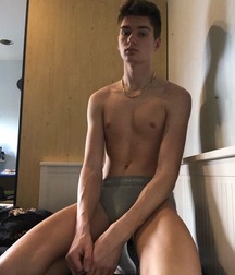 Ragazzi giovani hot 93 5c1a3fde18142.jpg