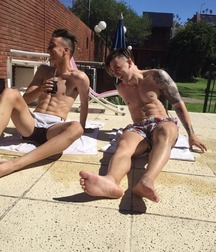 Ragazzi giovani hot 93 5c1a3fe086d7d.jpg