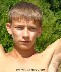 Alex im Garten 5b940b8f6d424.jpg
