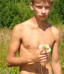 Alex im Garten 5b940b9cb02ed.jpg