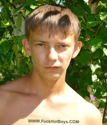 Alex im Garten 5b940bc6b5904.jpg