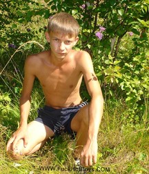 Alex im Garten 5b940bce93001.jpg