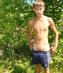 Alex im Garten 5b940bd263ad6.jpg