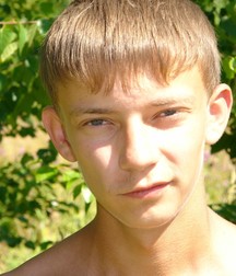 Alex im Garten 5b940c9d9b62e.jpg