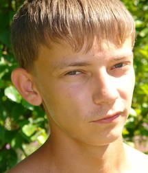Alex im Garten 5b940ca0771f0.jpg