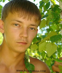 Alex im Garten 5b940cb318e00.jpg