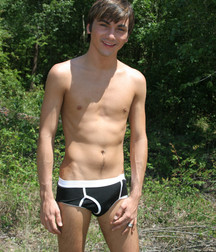 Tyler draussen 5b9417644ebe3.jpg