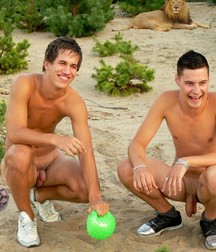 twinks and animals 5e3f492d29bfd.jpg