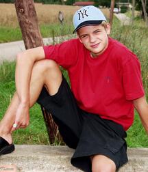 Kim wanks half-naked on tree trunks gay porn 61c4c4678b093.jpg