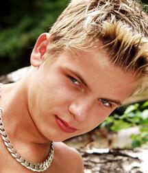 Kim wanks half-naked on tree trunks gay porn 61c4c52033014.jpg
