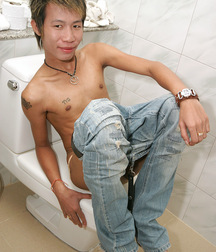 Mic´s bathroom wanking gay porn 62192fcff3235.jpg