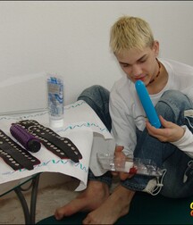 Boy Ton with toys porn 63012bd87e325.jpg