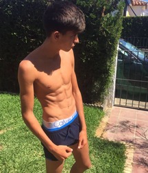 More InstaBoys 5dc5c0e6ad555.jpg