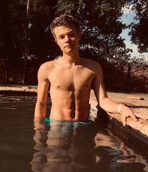 More InstaBoys 5dc5c2004a442.jpg