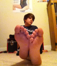 Twink Feet  5b9d9d9e81301.jpg
