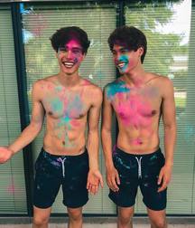 Hot boys 5bbc2d0b71144.jpg