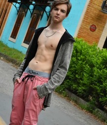 Hot boys 5bbc2d321a3cc.jpg