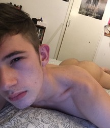 Nice selpfie in bed - L 5c3ba15d2dd97.jpg