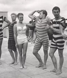 Old b&w photo fun 5c9359e762c43.jpg