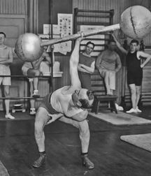 Old b&w photo fun 5c9359f06929e.jpg