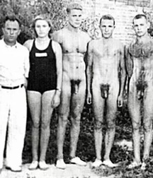 Old b&w photo fun 5c935a201da84.jpg