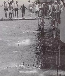 Old b&w photo fun 5c935a26cacf3.jpg