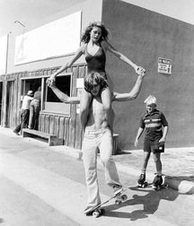 Old b&w photo fun 5c935a300bc8c.jpg