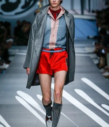 Guys in shorts 5c96d18f6f7a1.jpg