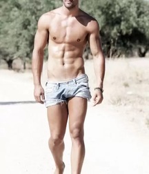 Guys in shorts 5c96d19306fe1.jpg