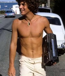 Guys in shorts 5c96d196aa845.jpg