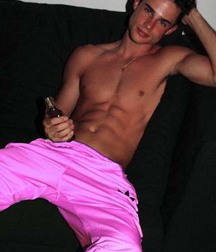 The Pleasure to Be Hot 5d2f36aea160d.jpg