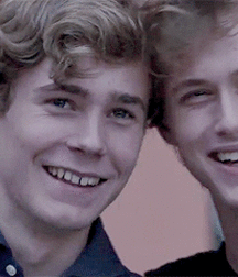 Bluelines  5c29098bf1512.gif