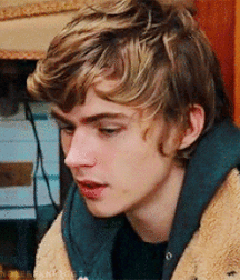 Miles Heizer Kissing Boys Porn  5f1715e28561f.gif