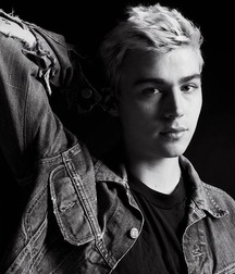 Miles Heizer Kissing Boys Porn  5f1716472abfb.jpg
