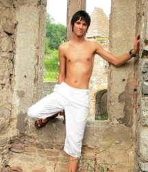Aaron Alexboys 5be6af6a99701.jpg