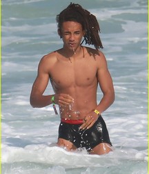 Jaden 5bf8bc4fc8b2e.jpg