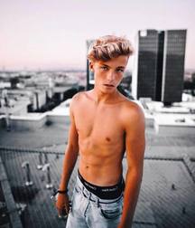 Beauty Boys 2 5c7fe24467a58.jpg