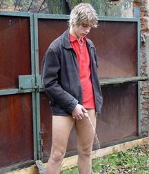 Taking a leak 5c1809d4c6d83.jpg
