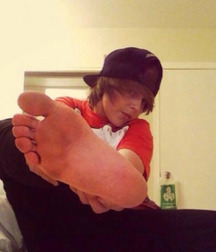 Worship boys feet 5c1a344fe48ff.jpg