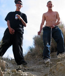 Boys peeing 5c1ec4e7d808f.jpg