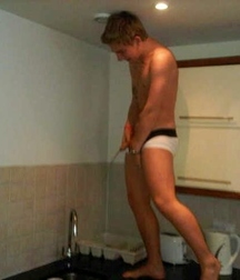 Boys peeing 5c1ec52c0962c.jpg