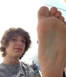 Boy feet 2 5c1f61304cf3e.jpg
