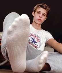 Boy feet 5 5c26c183e36c6.jpg
